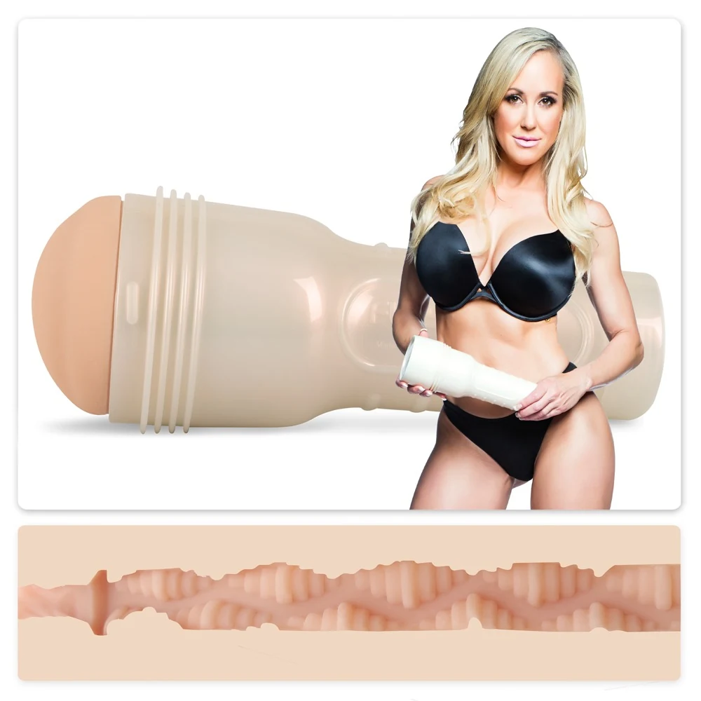 Brandi Love masturbator met Super Skin®
